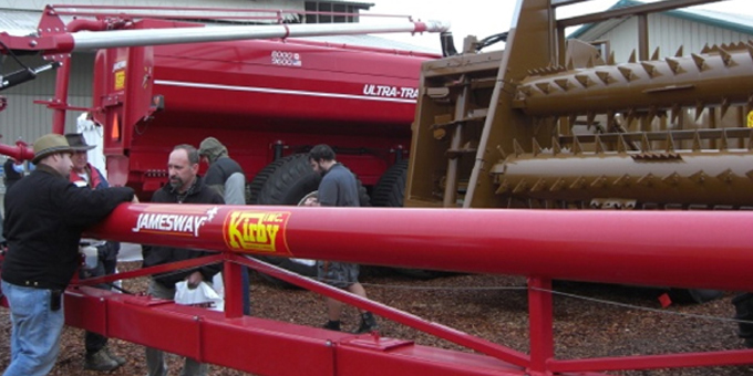 カナダのJAMESWAY(ジェームスウエイ)のスラリータンカーと汲み上げ装置（写真奥、赤色）（Kirby社は代理店） 現在MSK東急が代理店。日本には7台の販売実績がある。